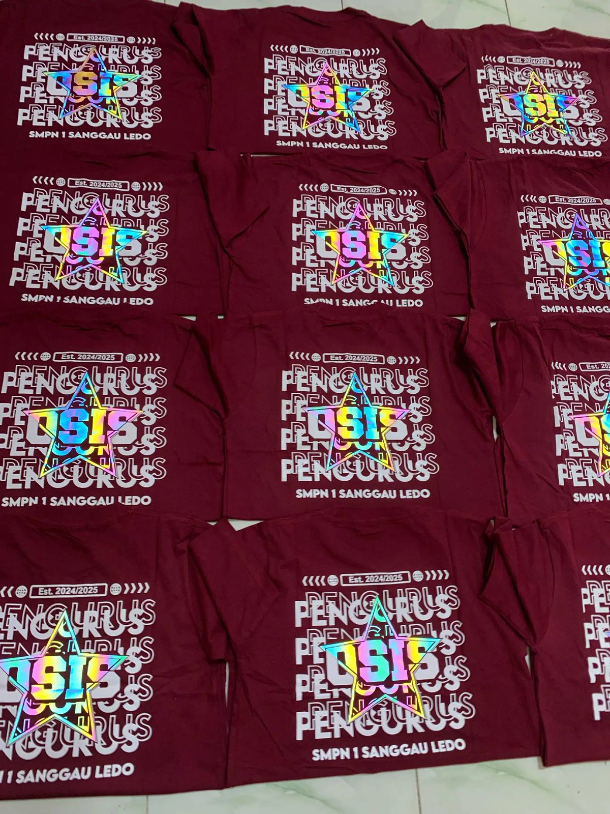 Kaos kelas dengan desain bold typography dan warna kontras hitam-merah